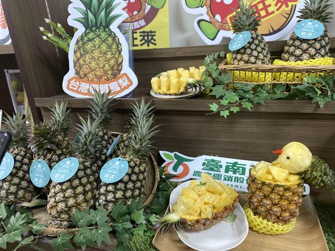 台南市农产运销公司推出「虎哩旺」金钻凤梨礼盒。(曹婷婷摄)