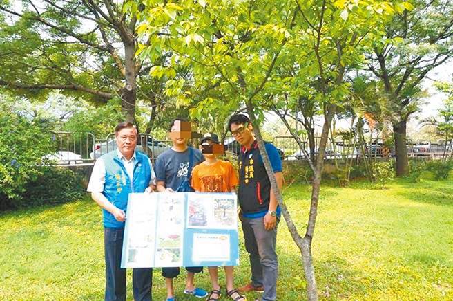 2016年3月底發生在台中市西屯區福瑞公園的鐵條傷眼事件，當時才13歲的少年（右二）右眼幾近全盲，家長與孩子由市議員楊正中陪同出面控訴。(資料照片／林欣儀台中傳真)