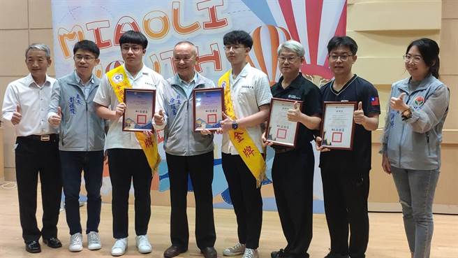 苗栗縣長徐耀昌16日表揚縣內優秀學子。（李京昇攝）