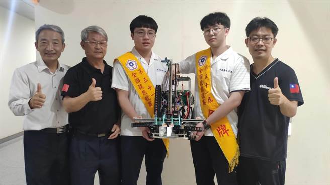 近年來積極推廣機器人教育的君毅高中，一舉奪得「第51屆全國技能競賽」青少年組及青年組第1名佳績。（李京昇攝）