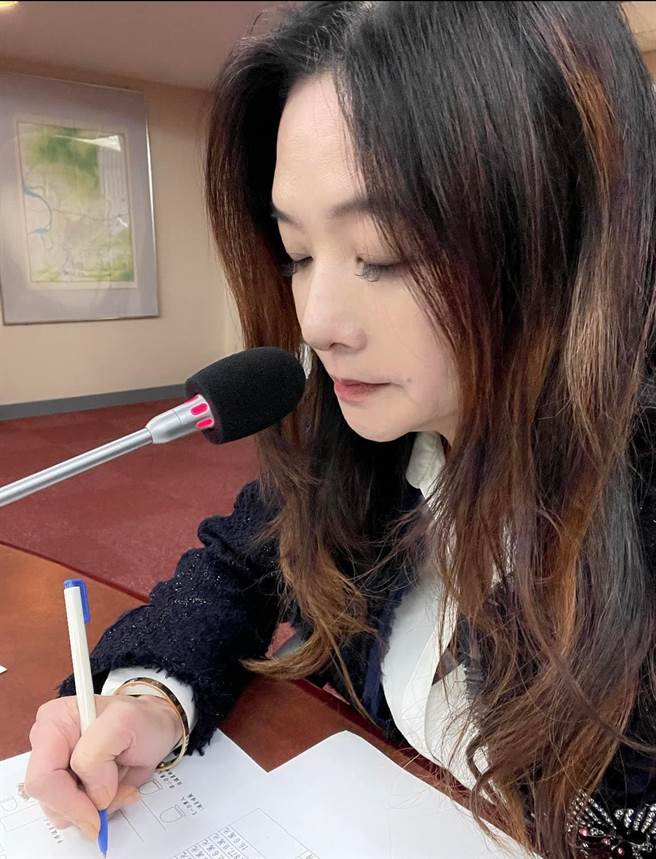 北市议员应晓薇痛批，「高雄跳电，台电赶紧公布烤小鸟证明是鸟害的，现在是在演动物王国吗？」（摘自应晓薇祝您幸福）