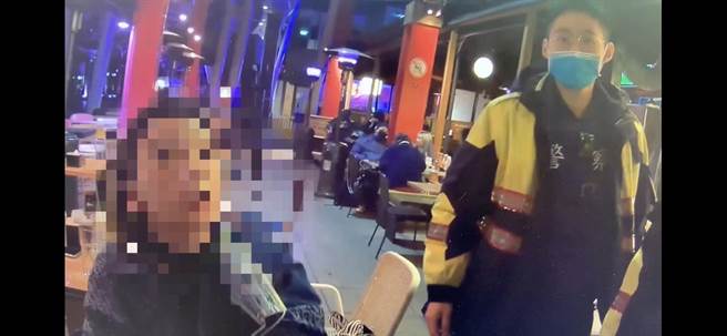 警方到場確認少女飲酒，立即將她帶回安置。（翻攝照片／林郁平台北傳真）