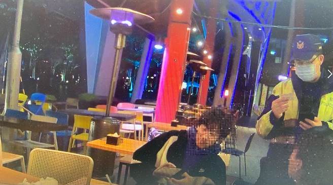 少女與兩名男子到餐酒館喝酒聊天，業者違規提供酒類遭開罰。（翻攝照片／林郁平台北傳真）