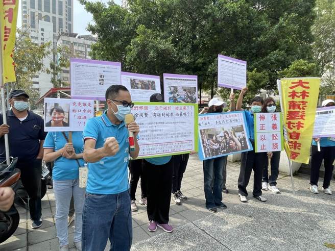 徐尚贤16日前往高雄地检署对基进党张博洋、李雨蓁、杨佩桦等人提告。（洪浩轩摄）