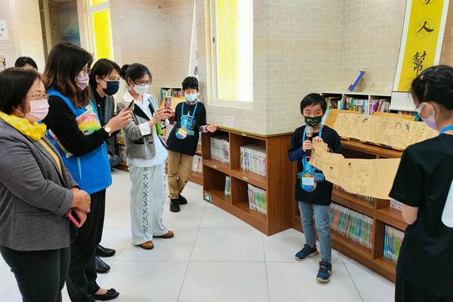 竹北市兴隆国小「爷奶高手冠盖云集」展，学生介绍作品及完成任务的歷程。（新竹县政府提供／罗浚滨新竹传真）