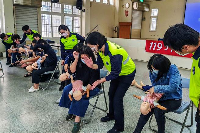 新竹县消防局119行动学堂，新手妈妈学习「哈姆立克」急救法。（罗浚滨摄）