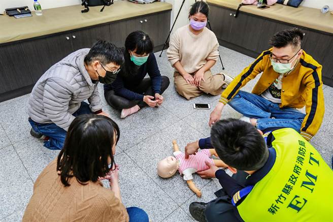 新竹县消防局119行动学堂，负责教学的高级救护技术员向新手爸妈说明「哈姆立克」急救法。（罗浚滨摄）