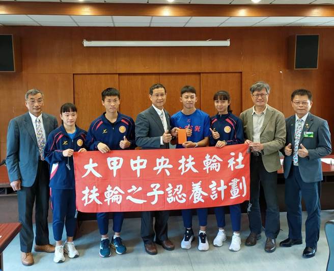 大甲中央扶轮社日前到大甲高中颁发扶轮之子奖助学金，延续认养扶轮之子、关怀弱势的公益精神，让学子无后顾之忧能安心就学。（大甲高中提供）