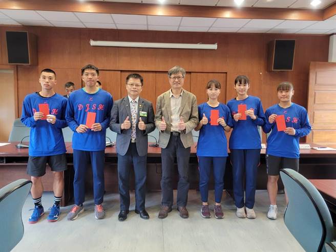 大甲中央扶轮社日前到大甲高中颁发扶轮之子奖助学金，延续认养扶轮之子、关怀弱势的公益精神，让学子无后顾之忧能安心就学。（大甲高中提供）