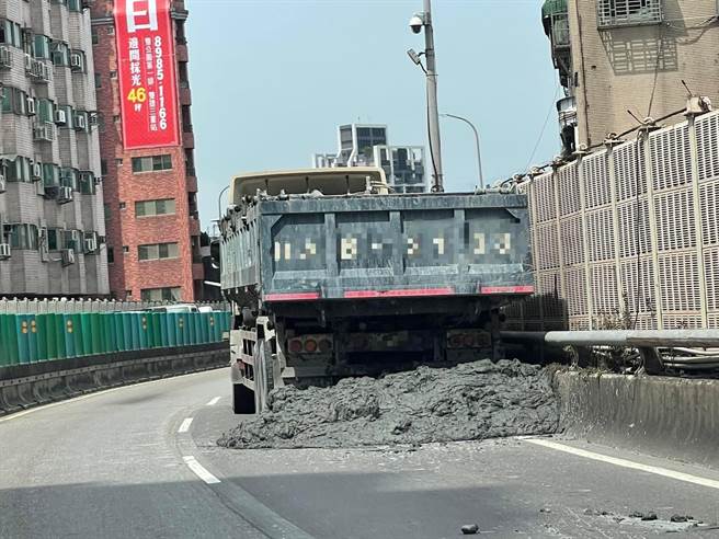 砂石車洩漏廢土，占用1線車道。（警方提供）