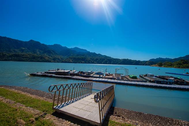 桃园市长郑文灿16日在市政会议指出，大溪阿姆坪水上训练基地是国内最佳的水域运动训练场地。(体育局提供／蔡依珍桃园传真)