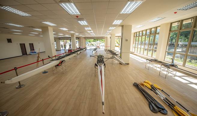 桃园市长郑文灿16日在市政会议指出，大溪阿姆坪水上训练基地是国内最佳的水域运动训练场地。(体育局提供／蔡依珍桃园传真)