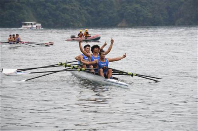 桃园市长郑文灿16日在市政会议指出，大溪阿姆坪水上训练基地是国内最佳的水域运动训练场地。(体育局提供／蔡依珍桃园传真)