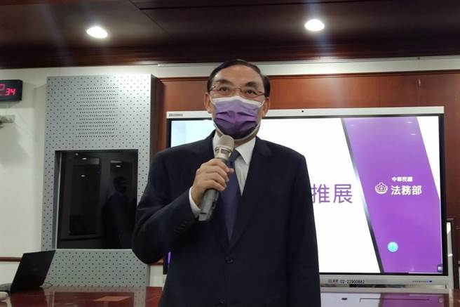 法务部长蔡清祥强调检察官办案专业态度和行政人员便民服务态度的重要。(陈志贤摄)