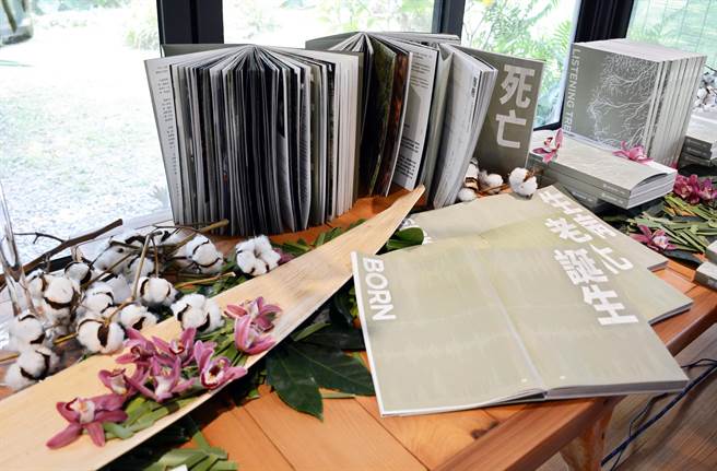 屏县府发行「听树」专书，学习听树说话，朝友善树木城市目标迈进。（林和生摄）