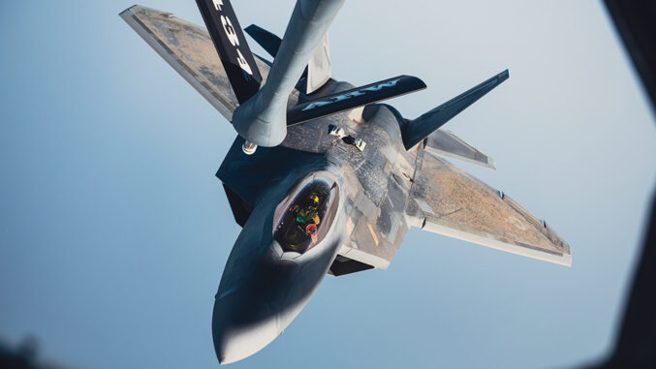 美国空军公开的照片显示，F-22战机3月9日在空中加油时，上半部机身几乎布满沙尘。（美国空军）