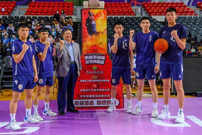 县长杨文科（左三）与东泰高中球员号召青少年「青春不药毒 反毒真英雄」。（罗浚滨摄）