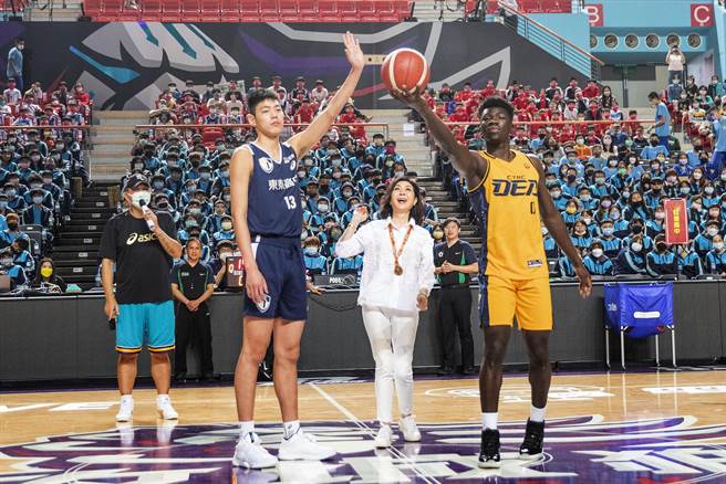 「青春不药毒 反毒真英雄」公益篮球赛，邀最美主持人白嘉莉（中）开球。（罗浚滨摄）