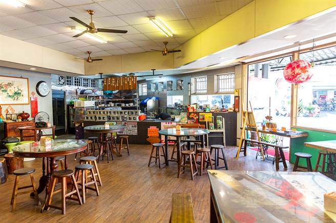 获「微型创业凤凰贷款」金援的黄筱倩，一圆开怀旧餐厅梦想。（劳动力发展署中彰投分署提供／卢金足台中传真）