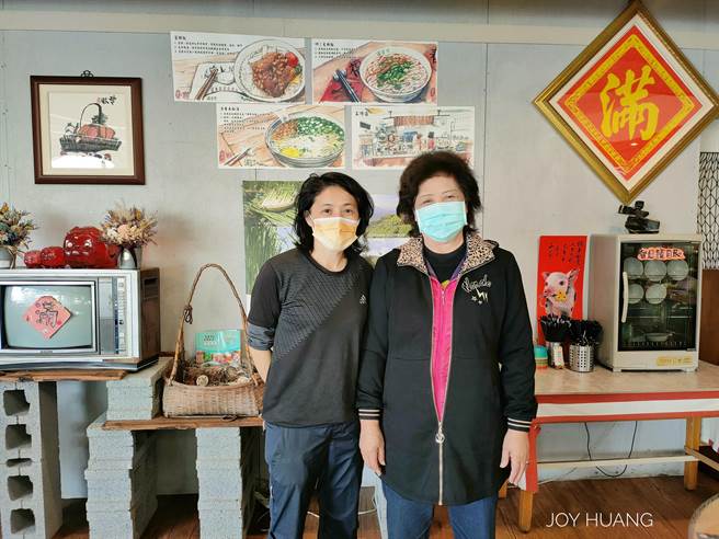 黄筱倩（左）传承阿嬷好味道，申请「微型创业凤凰贷款」开餐厅创业。（劳动力发展署中彰投分署提供／卢金足台中传真）