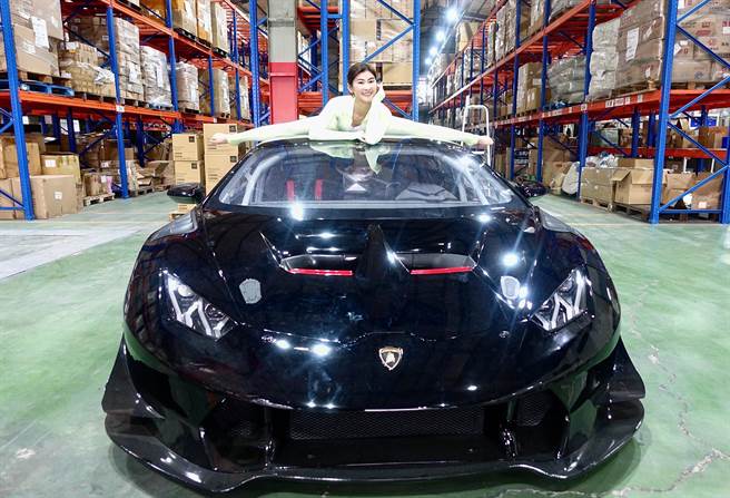 夏米雅趴在名車上展現劈腿功力。(固力狗娛樂提供)