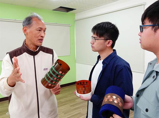 中正大学团队所设计的「电磁面镜」，甚至因应不同环境条件设计出「反射面」、「透射面」、「绕行面」3项技术，除有效达到通讯最佳覆盖率，更已申请多国专利与技转。（中正大学提供／张亦惠嘉县传真）