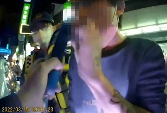 男子违规併排警拦检发现酒驾辩称吃姜母鸭惹祸。(翻摄照片／吕筱蝉桃园传真)
