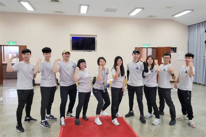 国立台东大学体适能指导团队师生共同深入部落指导长辈正确运动知能、延缓老化，受到许多长辈青睐。（蔡旻妤摄）