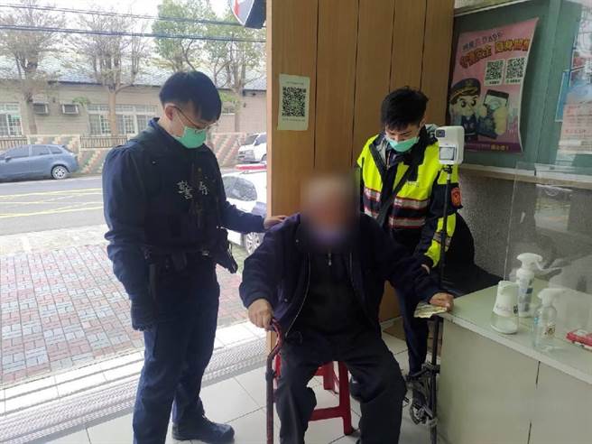 計程車司機載到迷失老人向警方尋求協助，員警一眼認出熟面孔，趕緊聯繫老翁家人並助其返家。（八德警分局提供／陳夢茹桃園傳真）