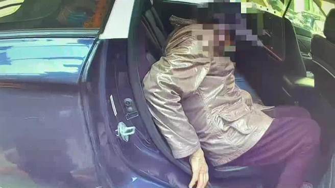 警方用巡邏車將老婦護送返家。（翻攝照片／林郁平台北傳真）