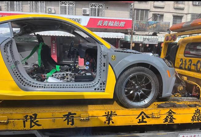 今有網友在台中梧棲附近捕獲「賽車教父」廖老大「打龜車」的身影。（翻攝臉書《爆廢公社二館》）