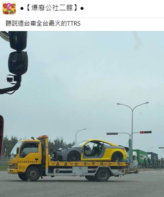「賽車教父」廖老大打造的「打龜車」，16日被網友在台中梧棲附近直擊。（翻攝臉書《爆廢公社二館》）