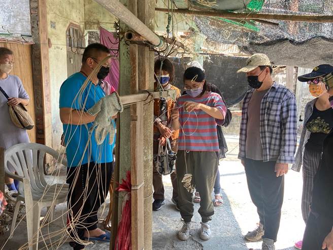 永续养蚵产业，云林县台西乡文史团体记录绑蚵串育苗文化。（张朝欣摄）