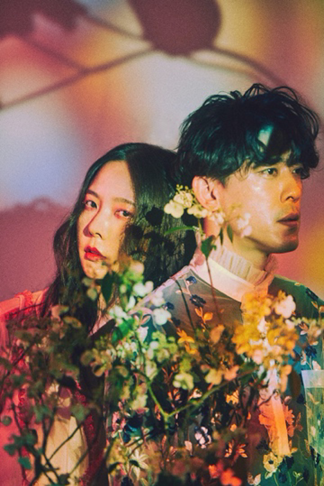 DJ Code Wu將起源於西方的電子聲響，融合東方的古典優雅，搭配上主唱 少詩 Shao 清澈空靈的嗓音，釋放寂靜且巨大的能量。(圖/ NUZONE展演空間提供) 

