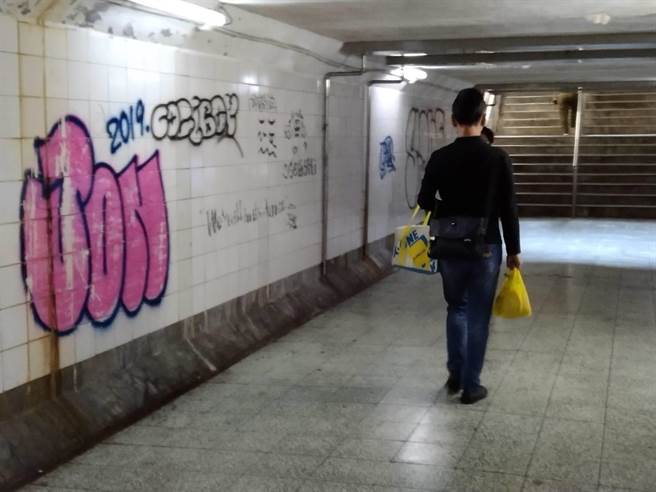 基隆光华地下道是狮球五里往来市区重要道路，近日墙面出像大面积涂鸦，地方要求清除。（陈彩玲摄）