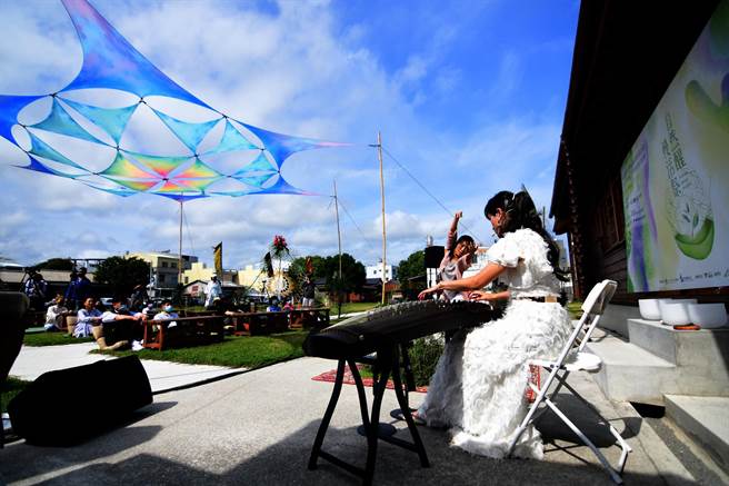 台東縣政府辦理《自然醒慢活祭》春季號，16日請來月牙樂團、心靈舞者、女兒不懂茶林廷瑀，進行1場結合音樂、舞蹈、茶席的療癒演出。（莊哲權攝）