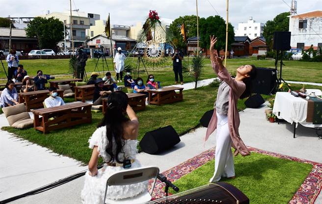 台東縣政府辦理《自然醒慢活祭》春季號，16日請來月牙樂團、心靈舞者、女兒不懂茶林廷瑀，進行1場結合音樂、舞蹈、茶席的療癒演出。（莊哲權攝）