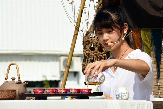 台東縣政府辦理《自然醒慢活祭》春季號，16日請來月牙樂團、心靈舞者、女兒不懂茶林廷瑀，進行1場結合音樂、舞蹈、茶席的療癒演出。（莊哲權攝）