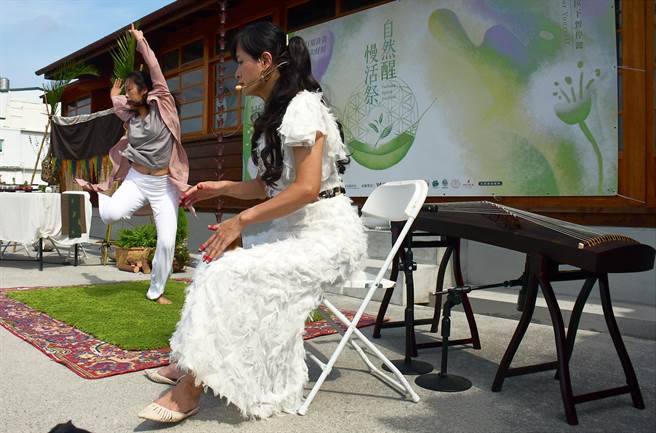 台東縣政府辦理《自然醒慢活祭》春季號，16日請來月牙樂團、心靈舞者、女兒不懂茶林廷瑀，進行1場結合音樂、舞蹈、茶席的療癒演出。（莊哲權攝）
