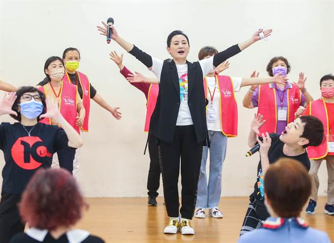 陈亚兰今出席公益活动，关怀长者。（粘耿豪摄）