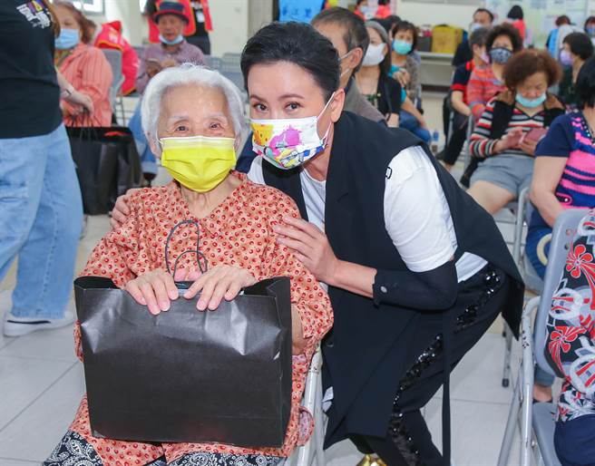 陈亚兰担任台湾优质生命协会副理事长，今抽空做公益，阿公、阿嬷看到「嘉庆君」本尊开心不已。（粘耿豪摄）