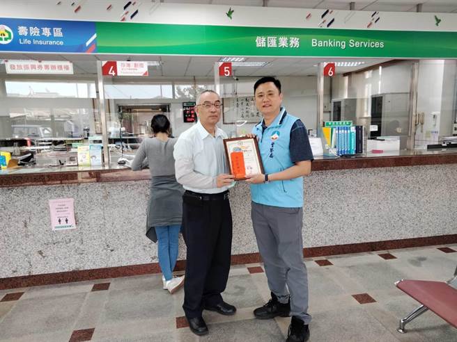 金城分局長吳學安今頒發感謝狀和獎勵金，感謝銀行、郵局相關人員協力守護鄉親財產安全。（警方提供）