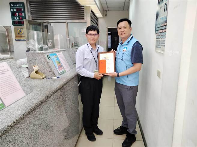 金城分局長吳學安今頒發感謝狀和獎勵金，感謝銀行、郵局相關人員協力守護鄉親財產安全。（警方提供）