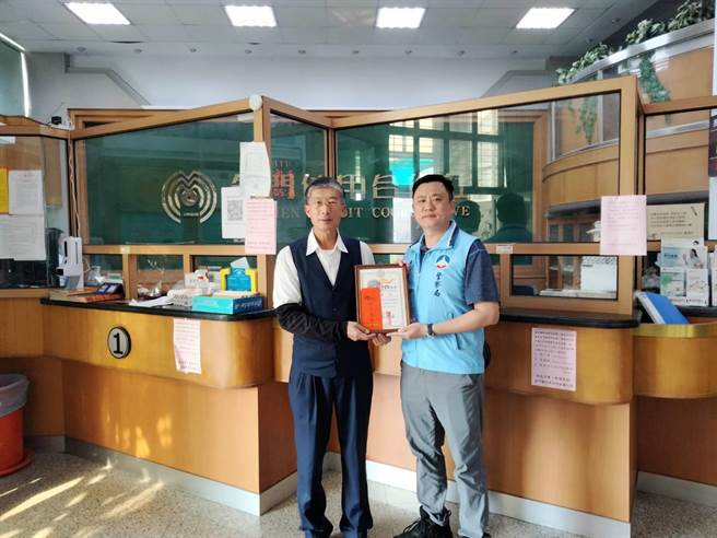 金城分局長吳學安今頒發感謝狀和獎勵金，感謝銀行、郵局相關人員協力守護鄉親財產安全。（警方提供）