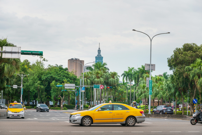 運將尿急開車急轉，前車乘客發怒幹譙賠1500元
。(示意圖/shutterstock)