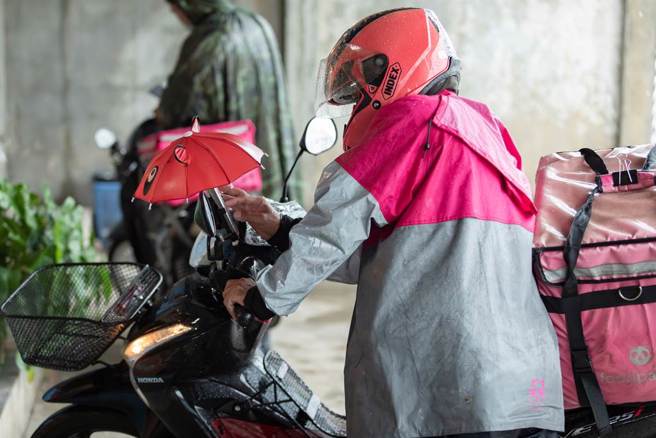 客人要求外送员脱制服后再送餐上楼，让不少同行都相当气愤。（示意图／本报系资料照）