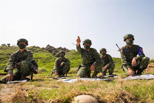 连长召集干部下达预备命令。（军闻社提供）