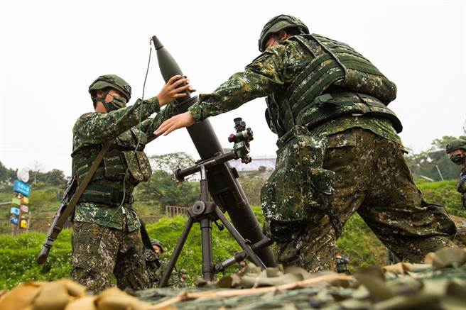 透过迫炮联合操作使召员熟悉建制武器操作与射击流程。（军闻社提供）