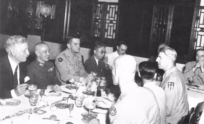 促转会不要一味地诋毁蒋介石，应看看世界，《纽约时报》、日本《产经新闻》格外推崇蒋介石。图为1945年蒋介石在重庆美国官员聚餐。（图／ Source US Army：US Chinese offensive）
