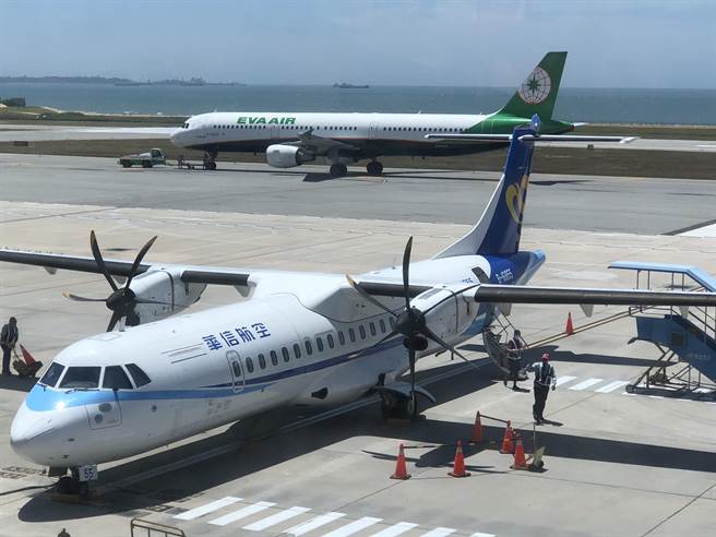 台金线清明连假第3波加班机，将于3／18下午2时，在各航空公司订位电话及网路统一受理订位。（李金生摄）